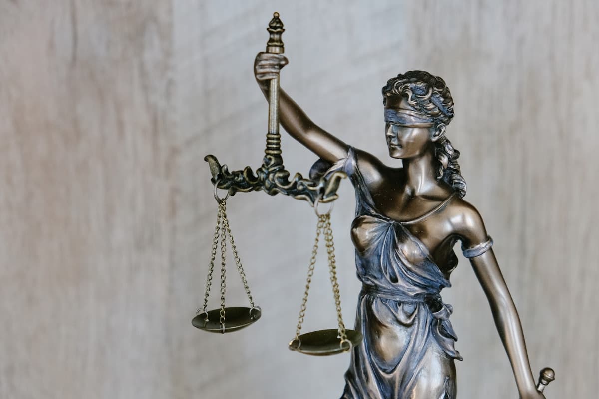 Estatua da justica com balanca